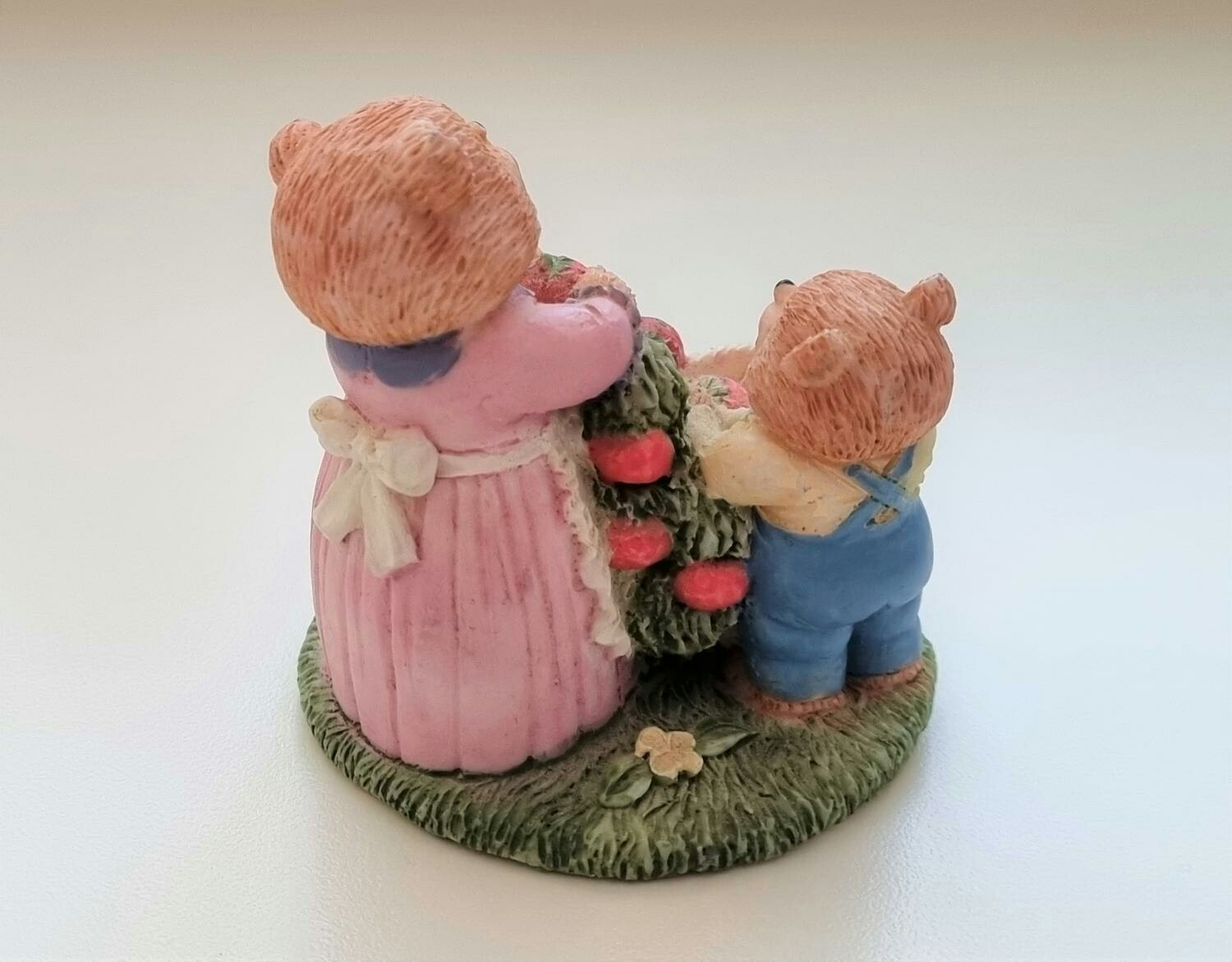Figurin. Björnfamilj som plockar äpplen (5,9 cm hög, 80 gram)