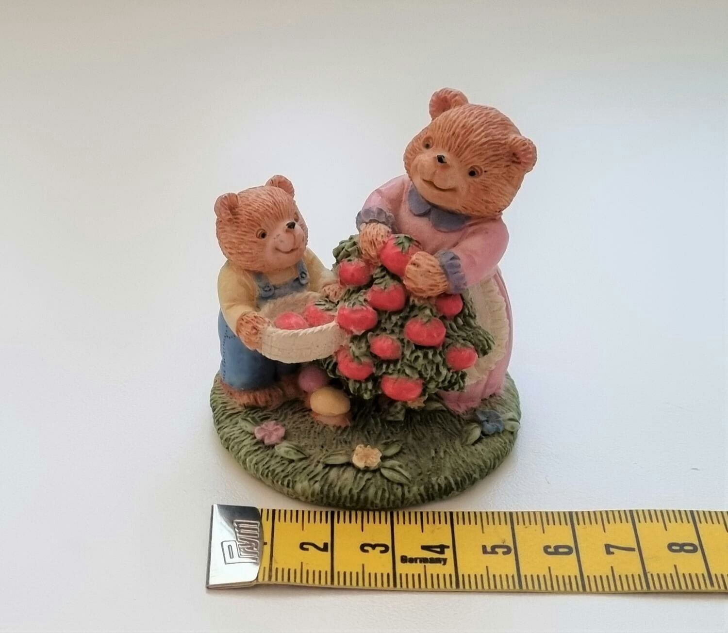 Figurin. Björnfamilj som plockar äpplen (5,9 cm hög, 80 gram)