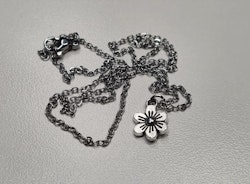 Halsband med en silverfärgad liten blomma / charm