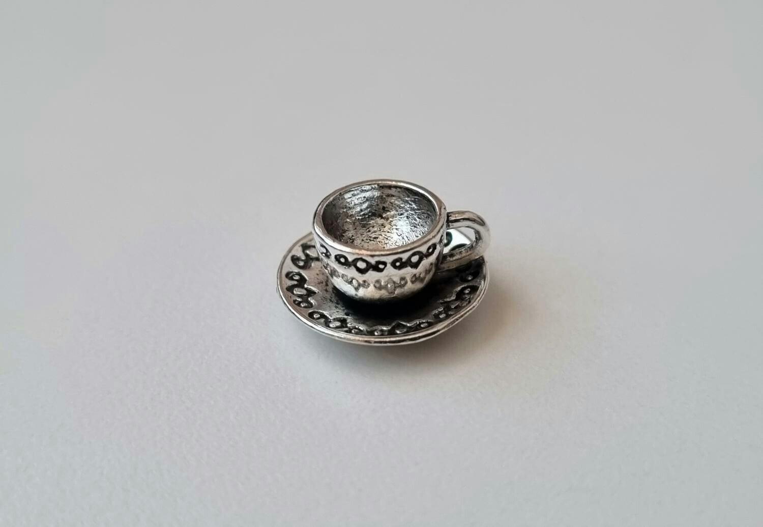 1 st antiksilverfärgat tefat med kopp. Miniatyr för dockhus / tittskåp