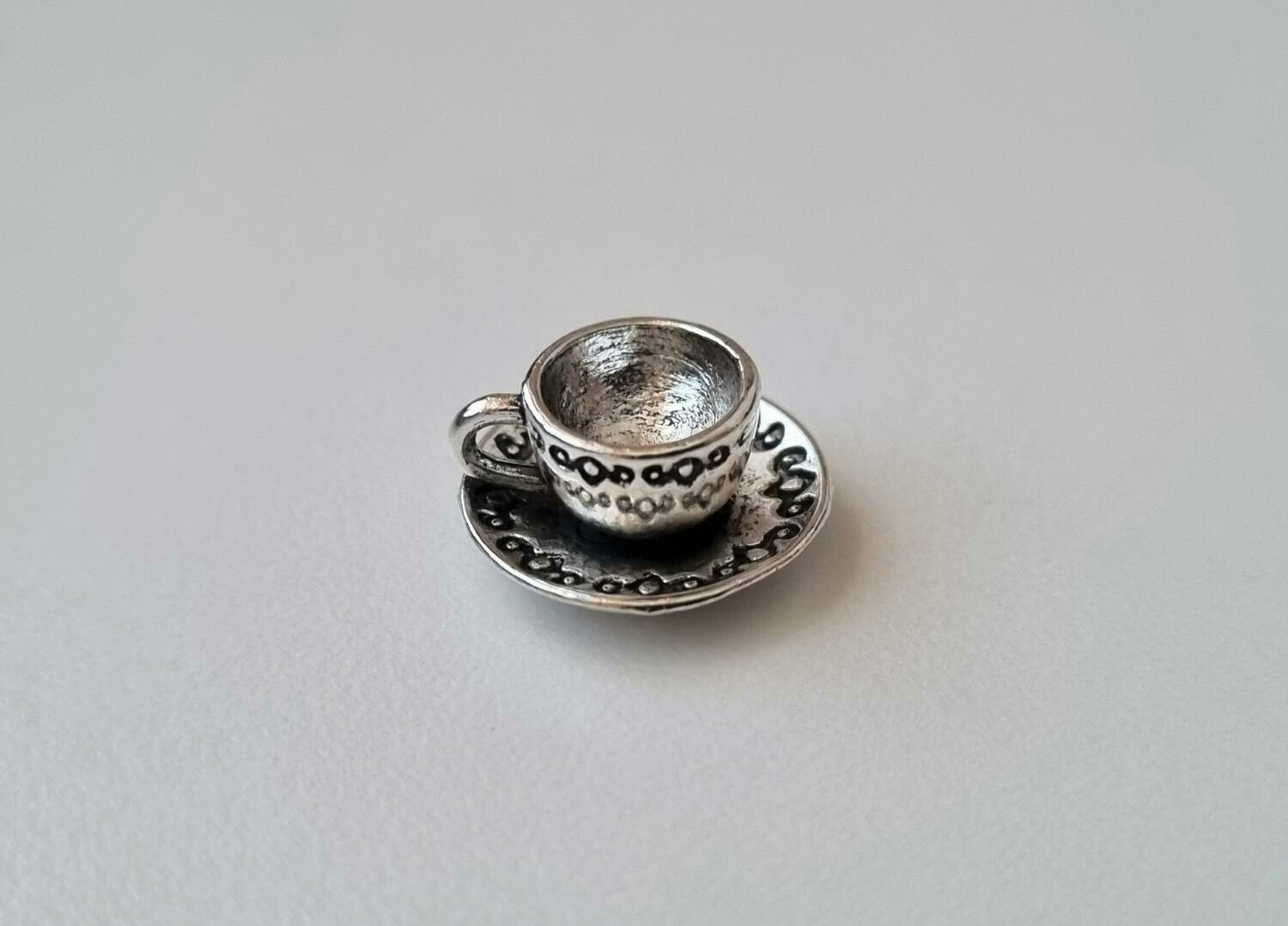 1 st antiksilverfärgat tefat med kopp. Miniatyr för dockhus / tittskåp