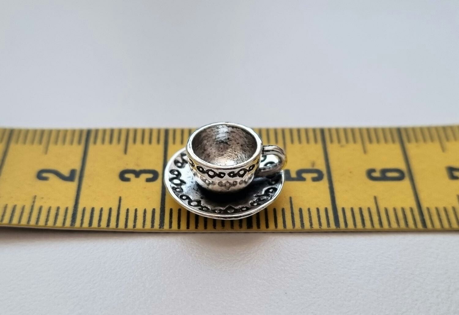 1 st antiksilverfärgat tefat med kopp. Miniatyr för dockhus / tittskåp