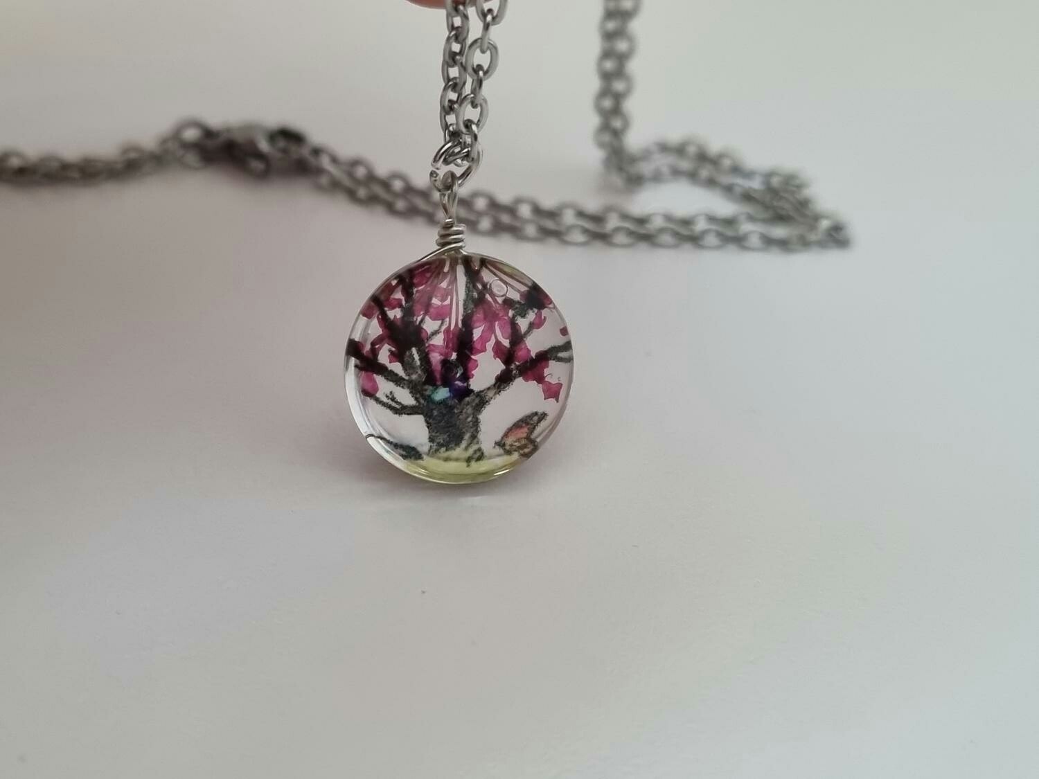 Halsband - Rund glasberlock med ett målat träd inuti (45 cm lång kedja)