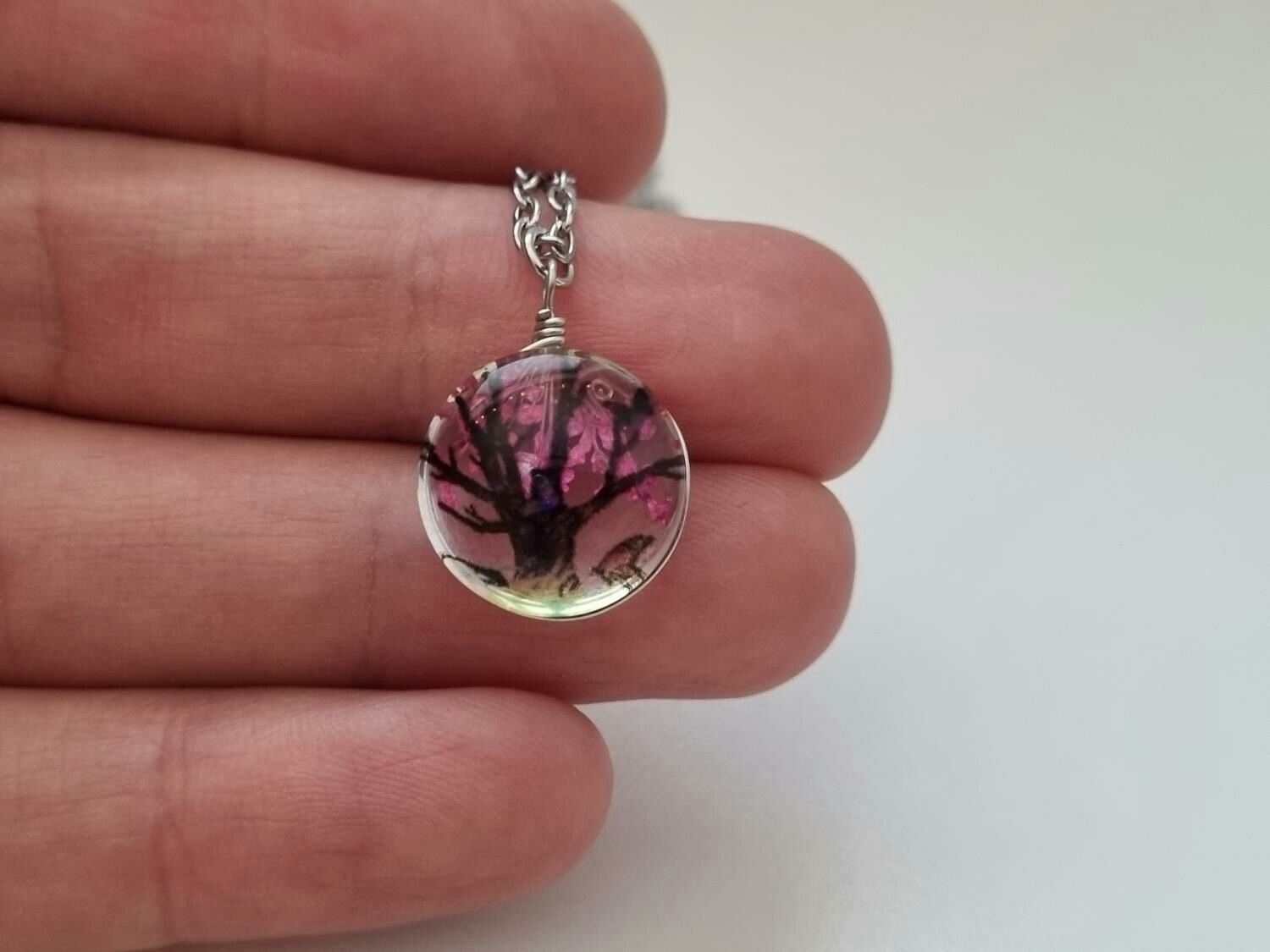 Halsband - Rund glasberlock med ett målat träd inuti (45 cm lång kedja)