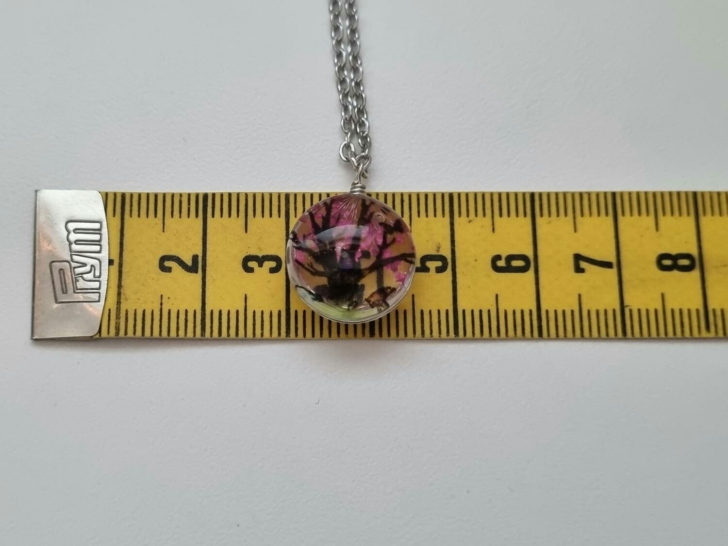 Halsband - Rund glasberlock med ett målat träd inuti (45 cm lång kedja)