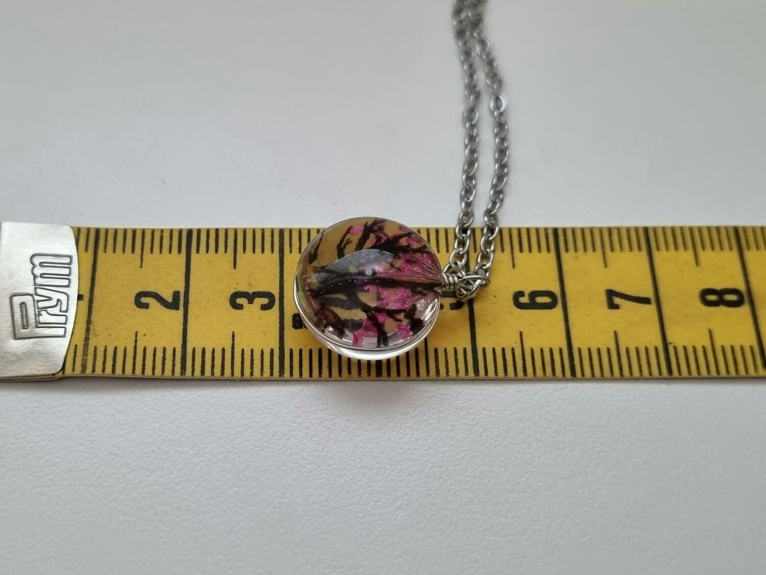 Halsband - Rund glasberlock med ett målat träd inuti (45 cm lång kedja)
