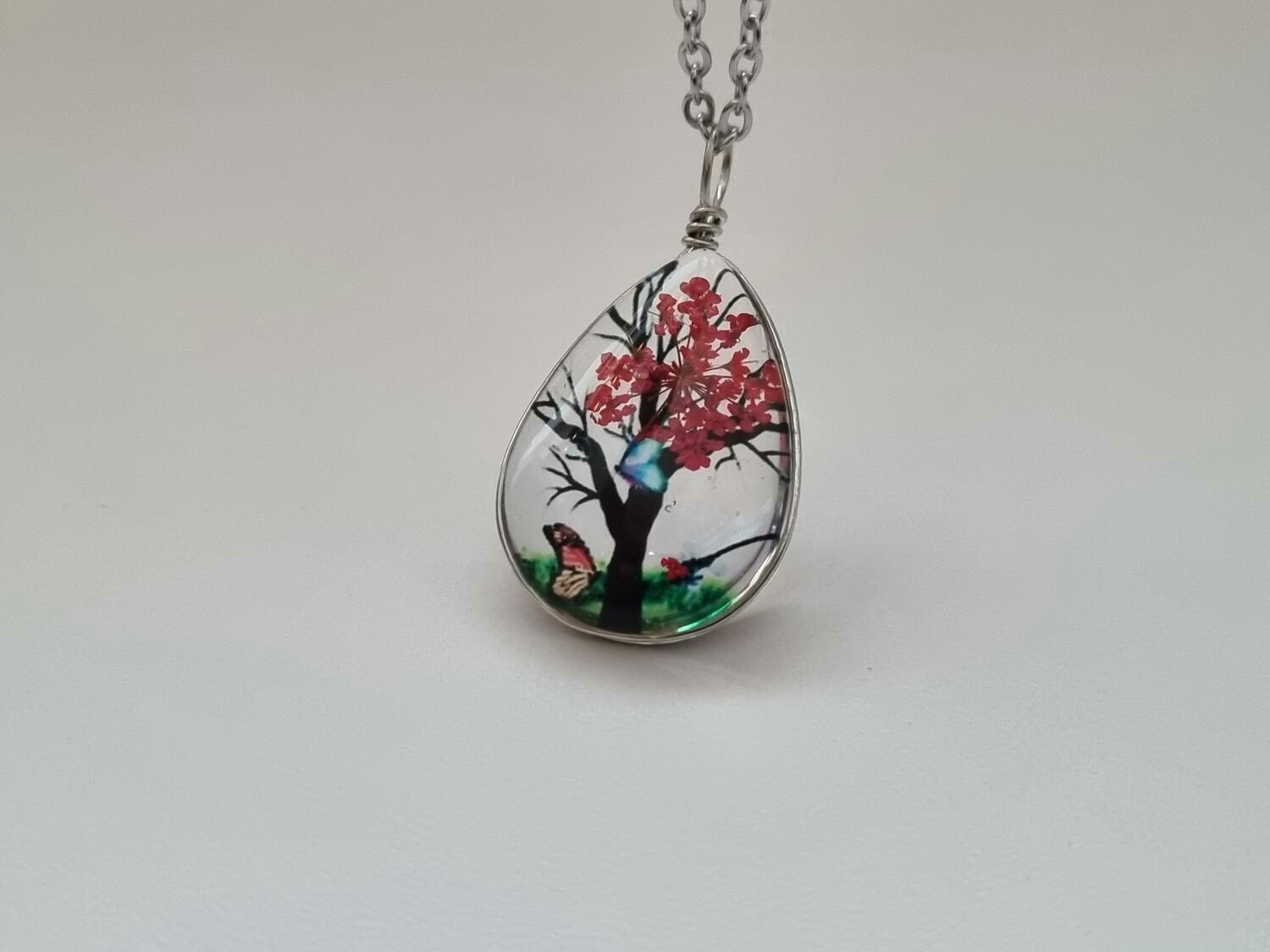 Halsband - Oval glasberlock med ett målat träd inuti (45 cm lång kedja)
