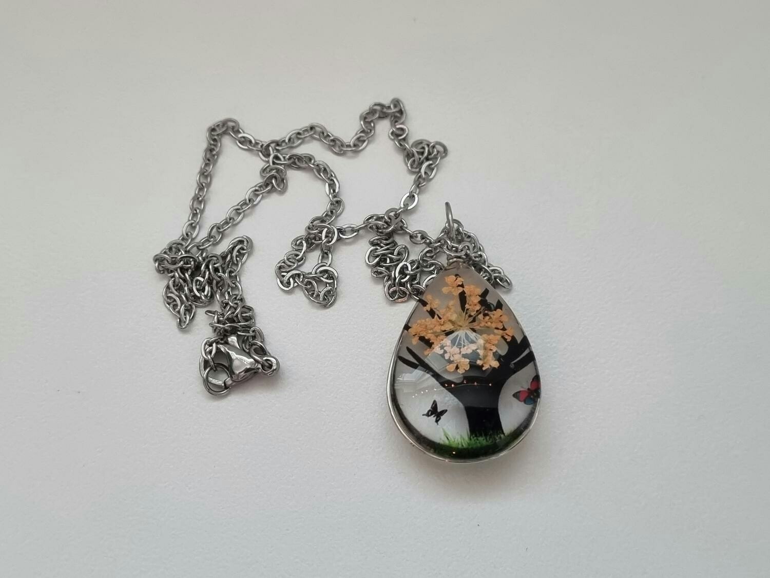 Halsband - Oval glasberlock med ett målat träd inuti (45 cm lång kedja)
