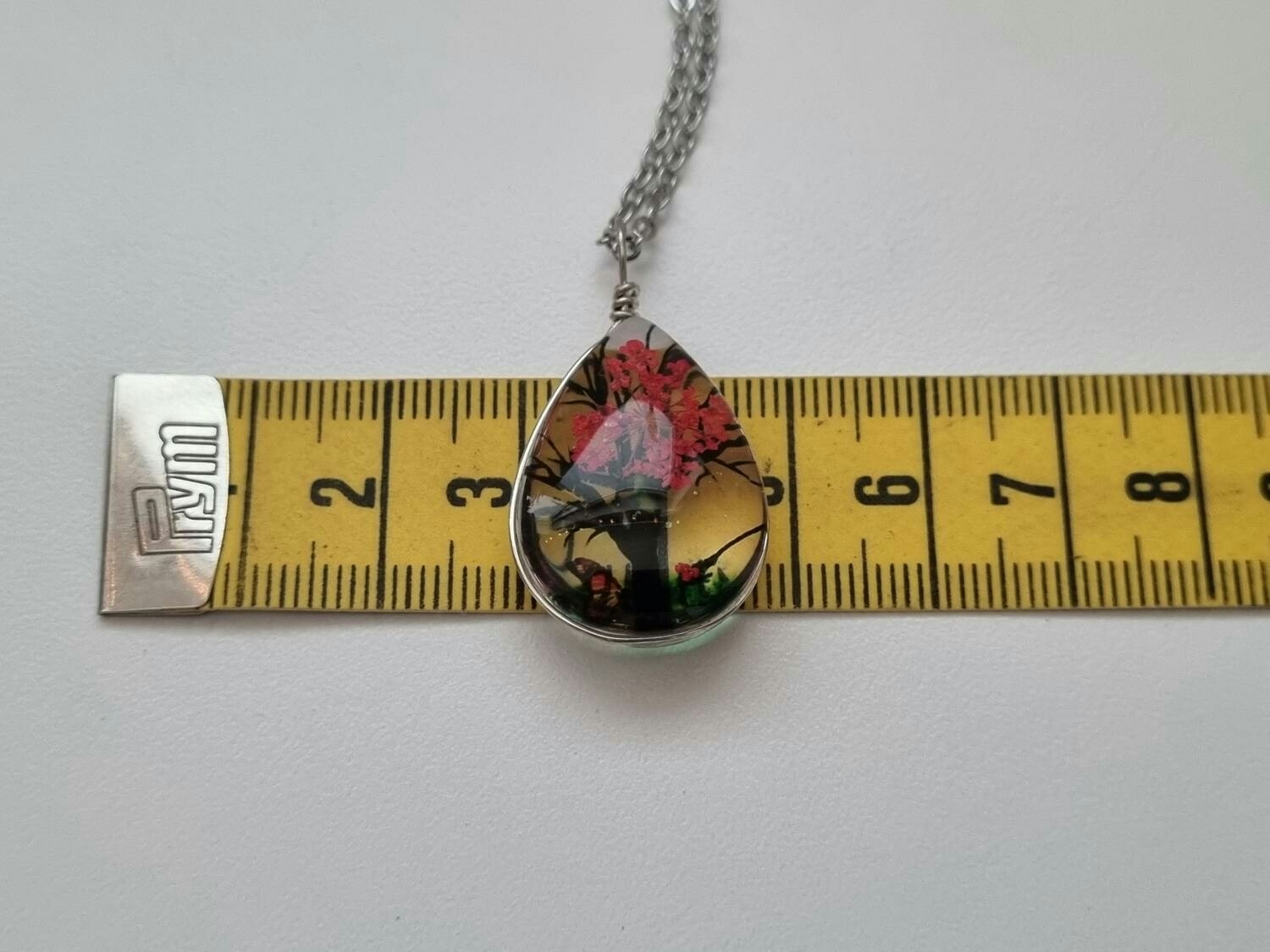 Halsband - Oval glasberlock med ett målat träd inuti (45 cm lång kedja)