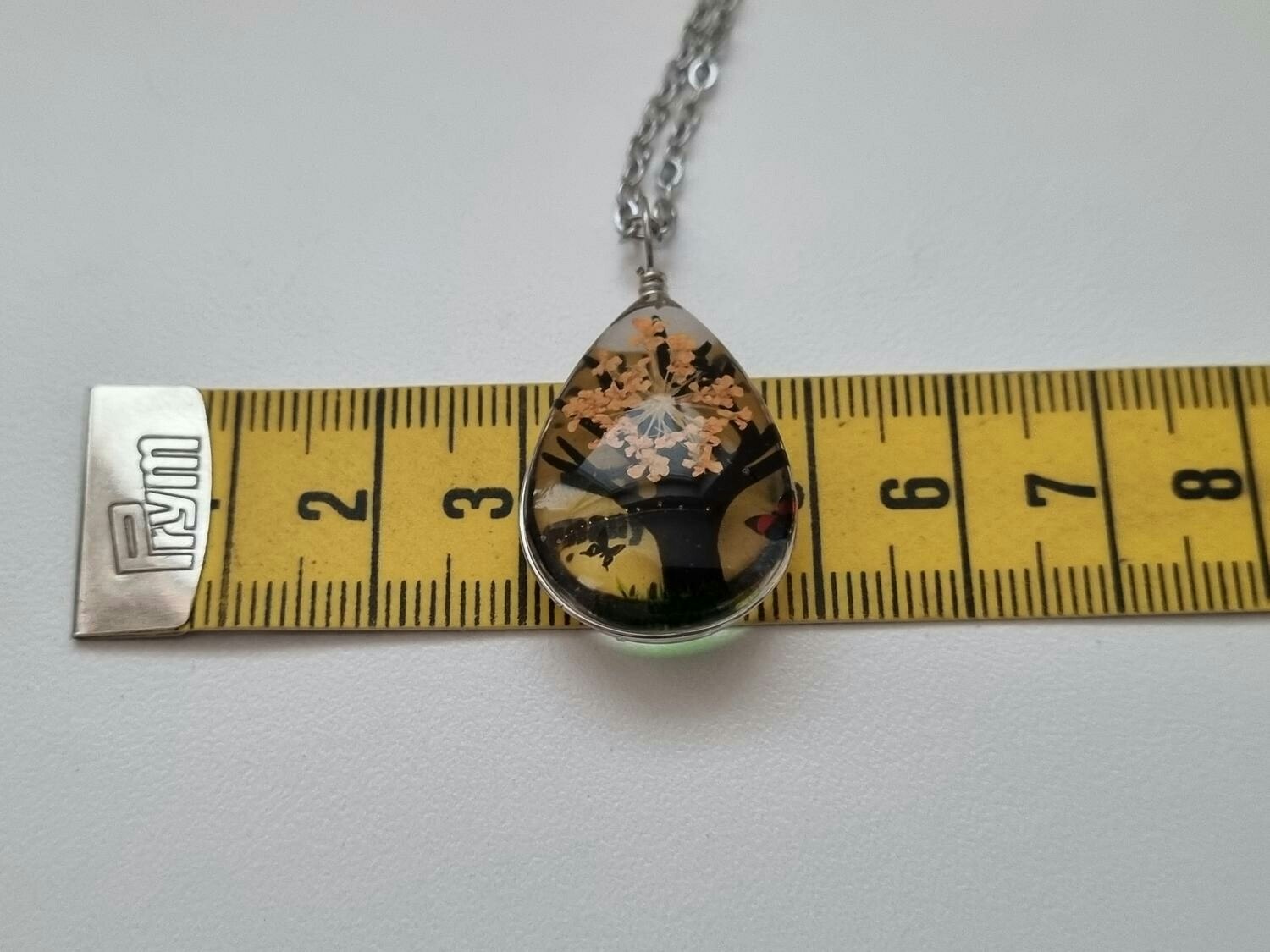 Halsband - Oval glasberlock med ett målat träd inuti (45 cm lång kedja)
