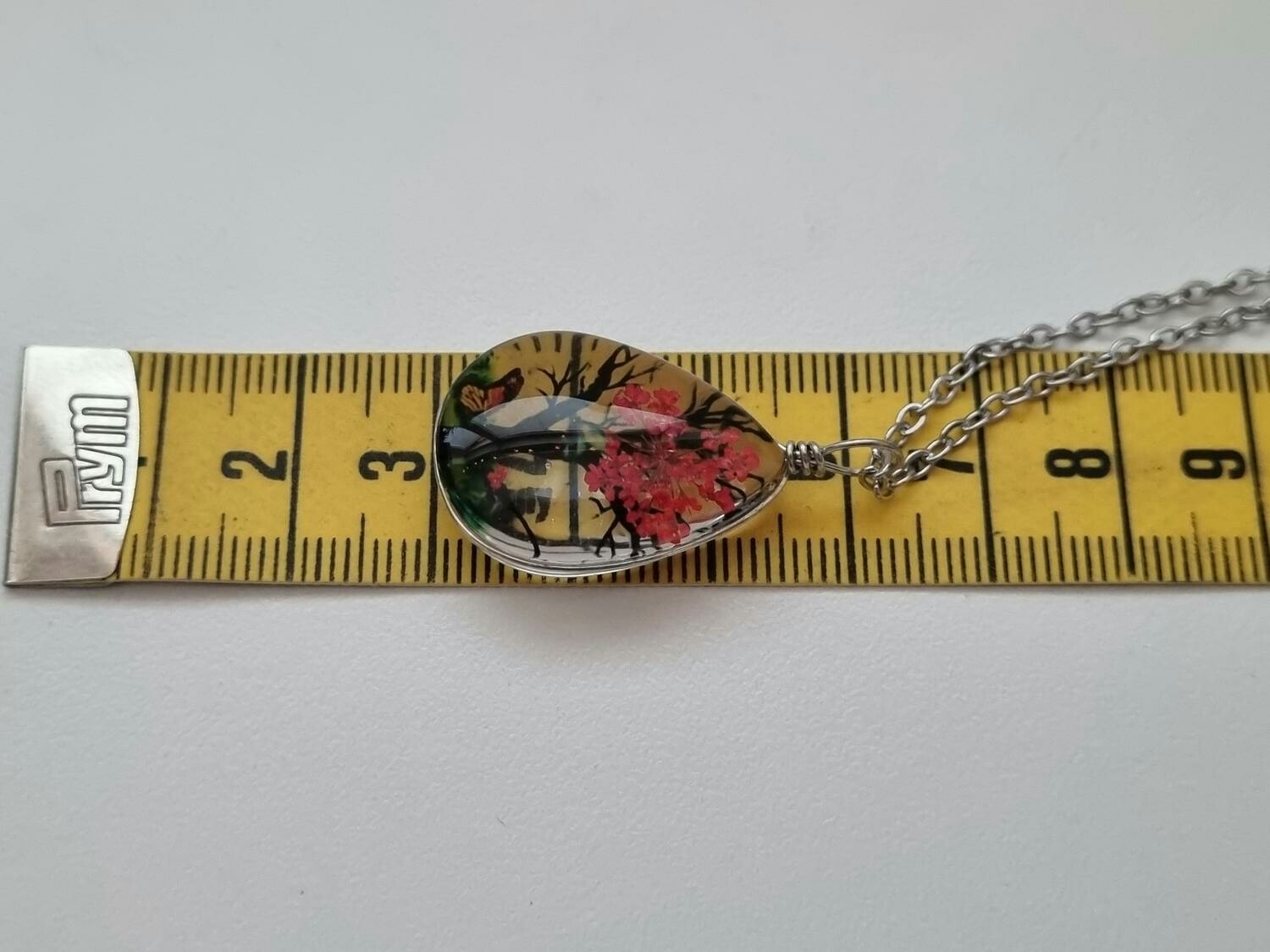 Halsband - Oval glasberlock med ett målat träd inuti (45 cm lång kedja)