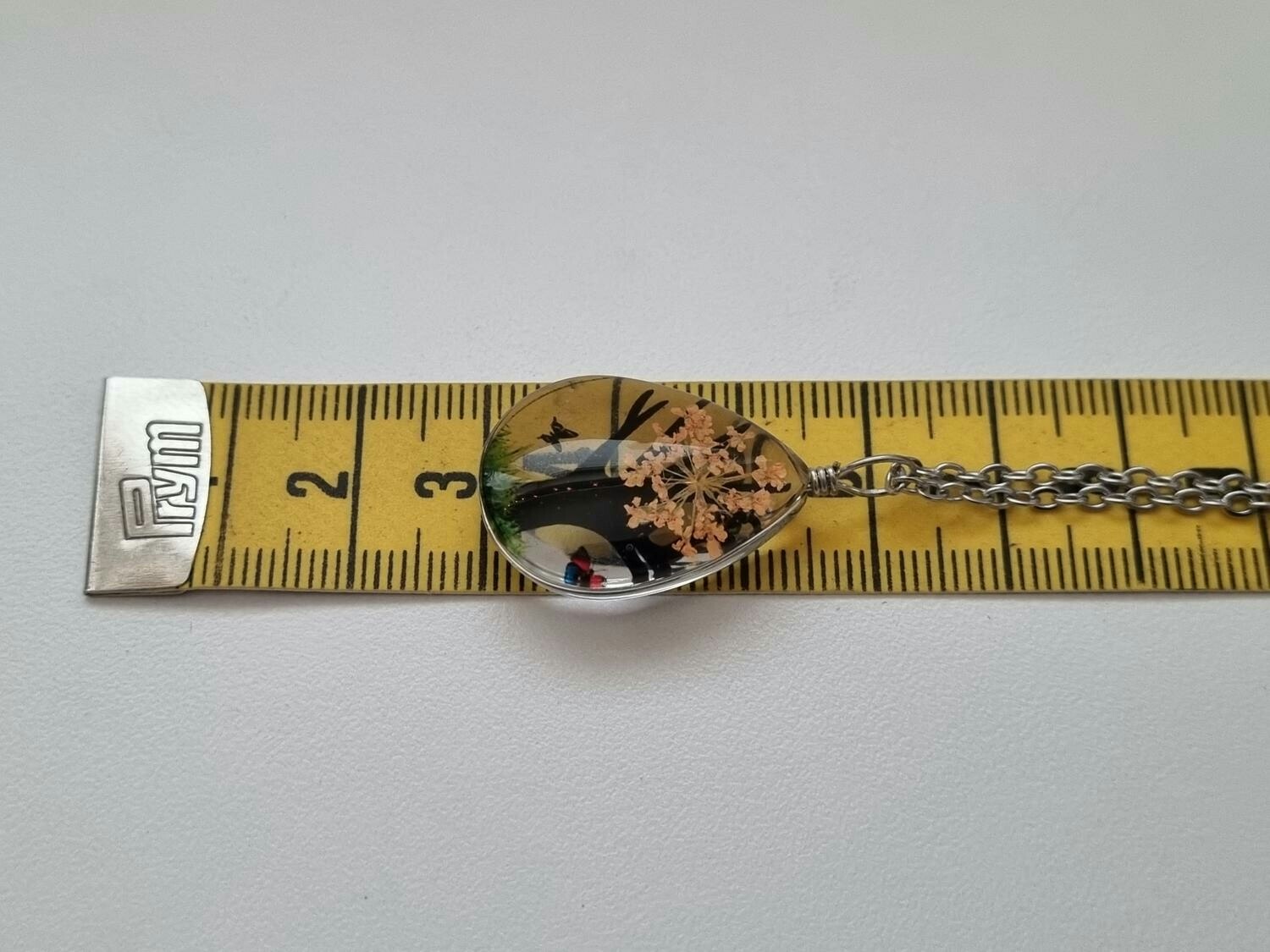 Halsband - Oval glasberlock med ett målat träd inuti (45 cm lång kedja)
