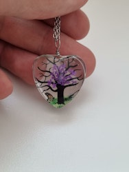 Halsband hjärtformad glasberlock med målat träd inuti (50 cm lång kedja)