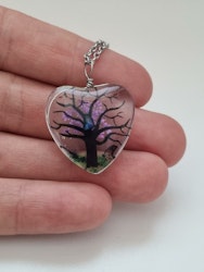 Halsband hjärtformad glasberlock med målat träd inuti (50 cm lång kedja)