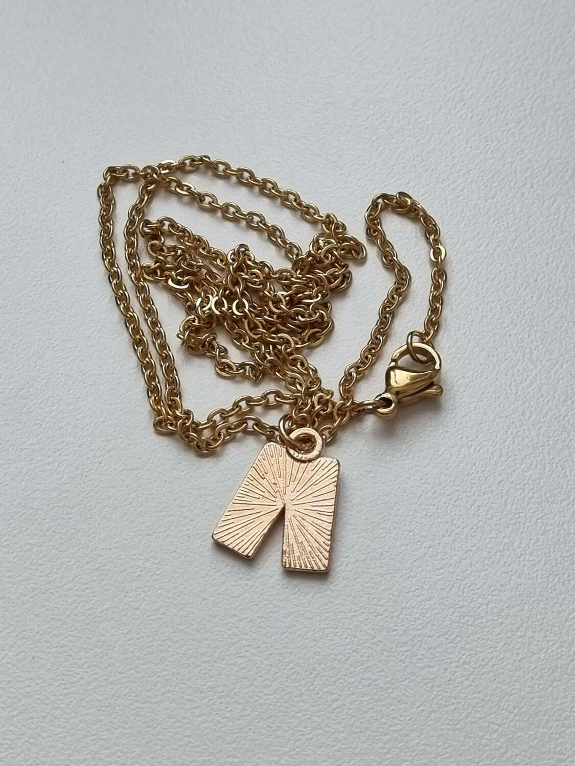 Halsband med byxor som berlock (55 cm lång kedja)