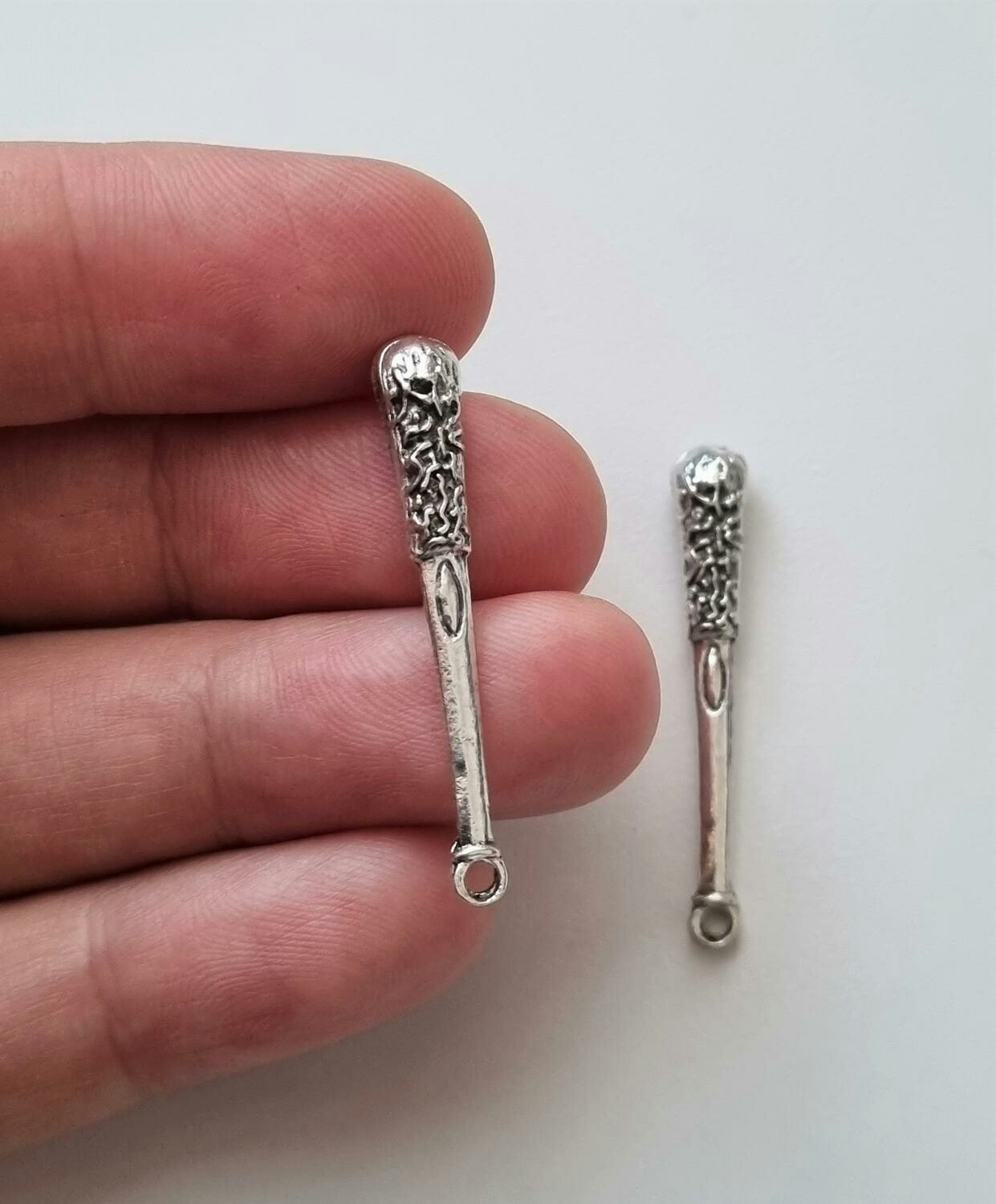 2 st silverfärgade klubbor,. Berlocker / charms