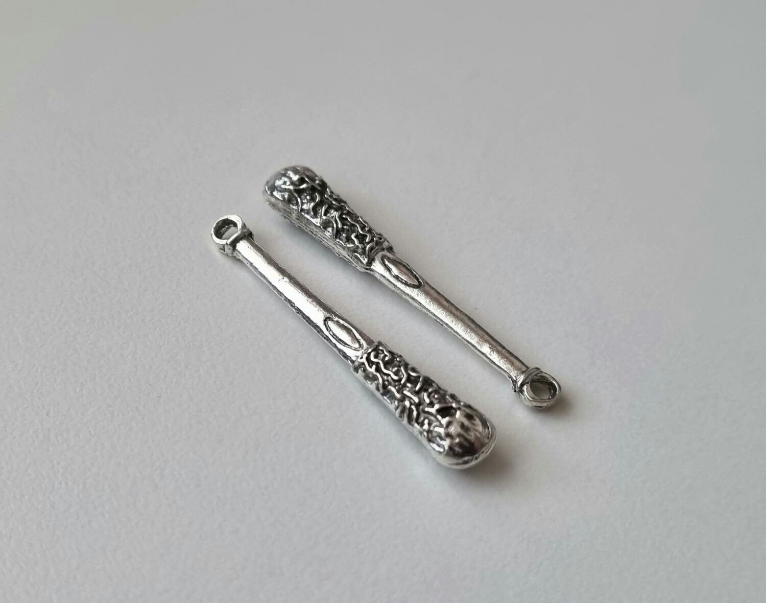 2 st silverfärgade klubbor,. Berlocker / charms