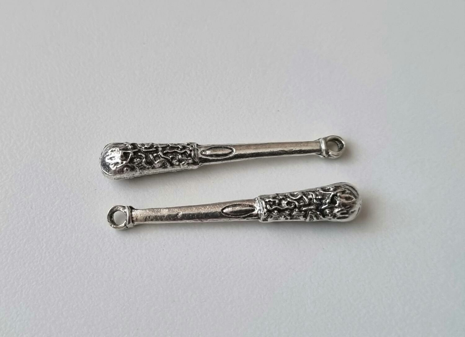 2 st silverfärgade klubbor,. Berlocker / charms