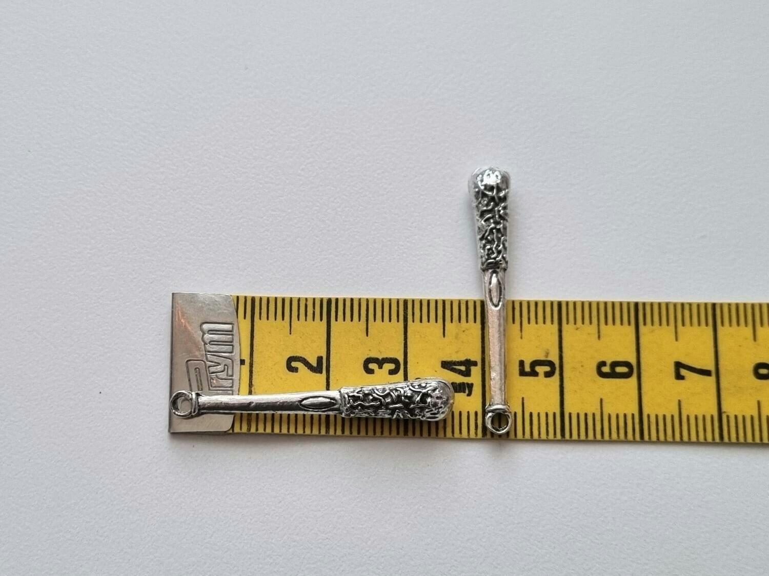 2 st silverfärgade klubbor,. Berlocker / charms