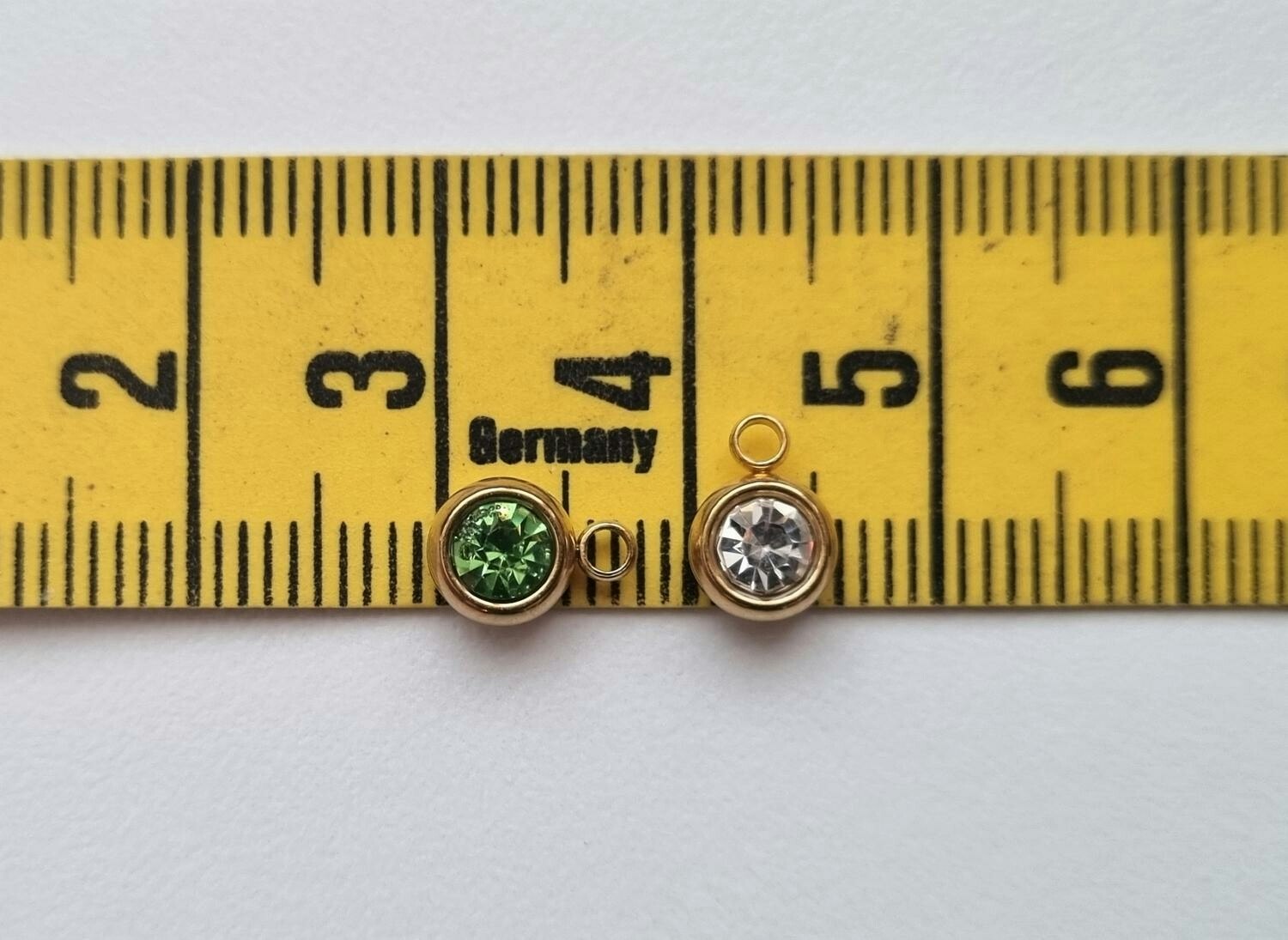 2 st små medaljonger, miniatyrer / berlocker / charms