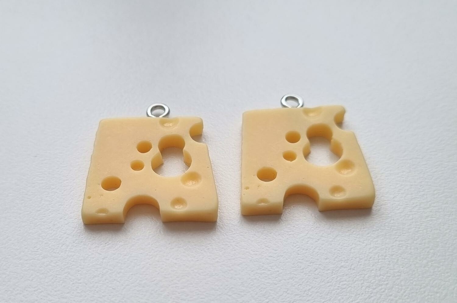 2 st ostskivor i resin. Berlocker / charms