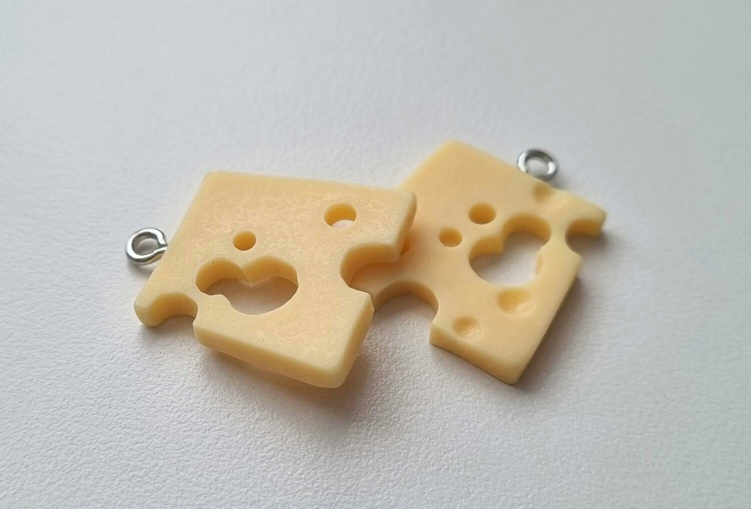 2 st ostskivor i resin. Berlocker / charms