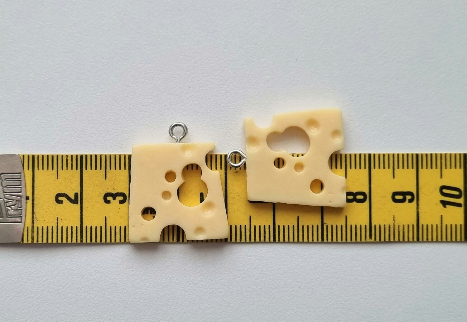 2 st ostskivor i resin. Berlocker / charms