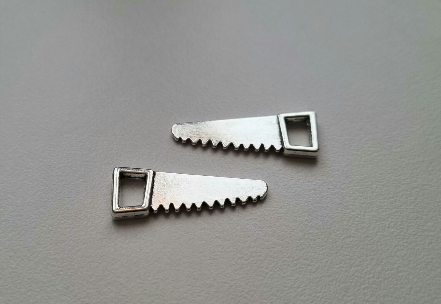 Berlocker Charms Miniatyr såg / sågar, 2 st silverfärgade