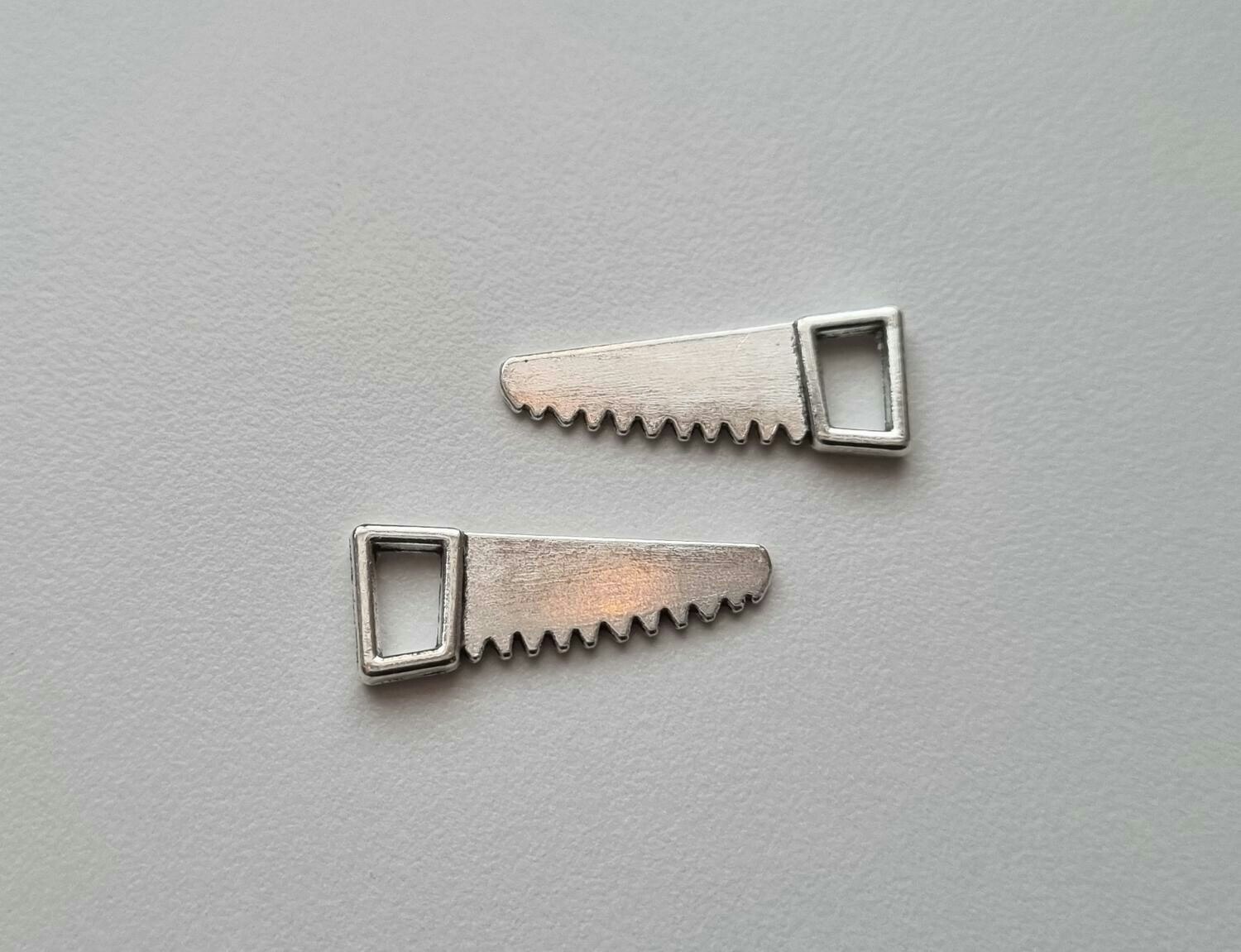 Berlocker Charms Miniatyr såg / sågar, 2 st silverfärgade