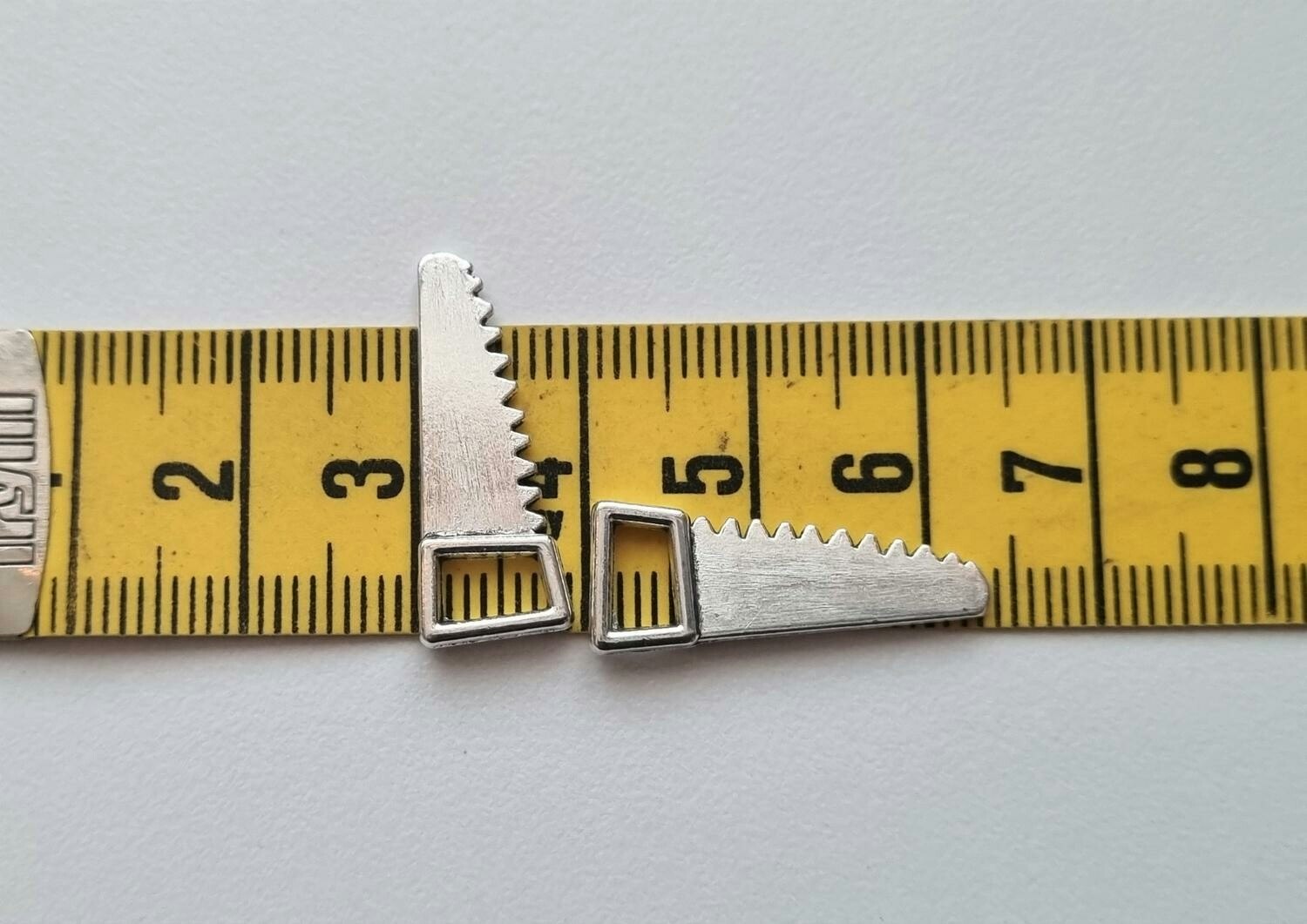 Berlocker Charms Miniatyr såg / sågar, 2 st silverfärgade