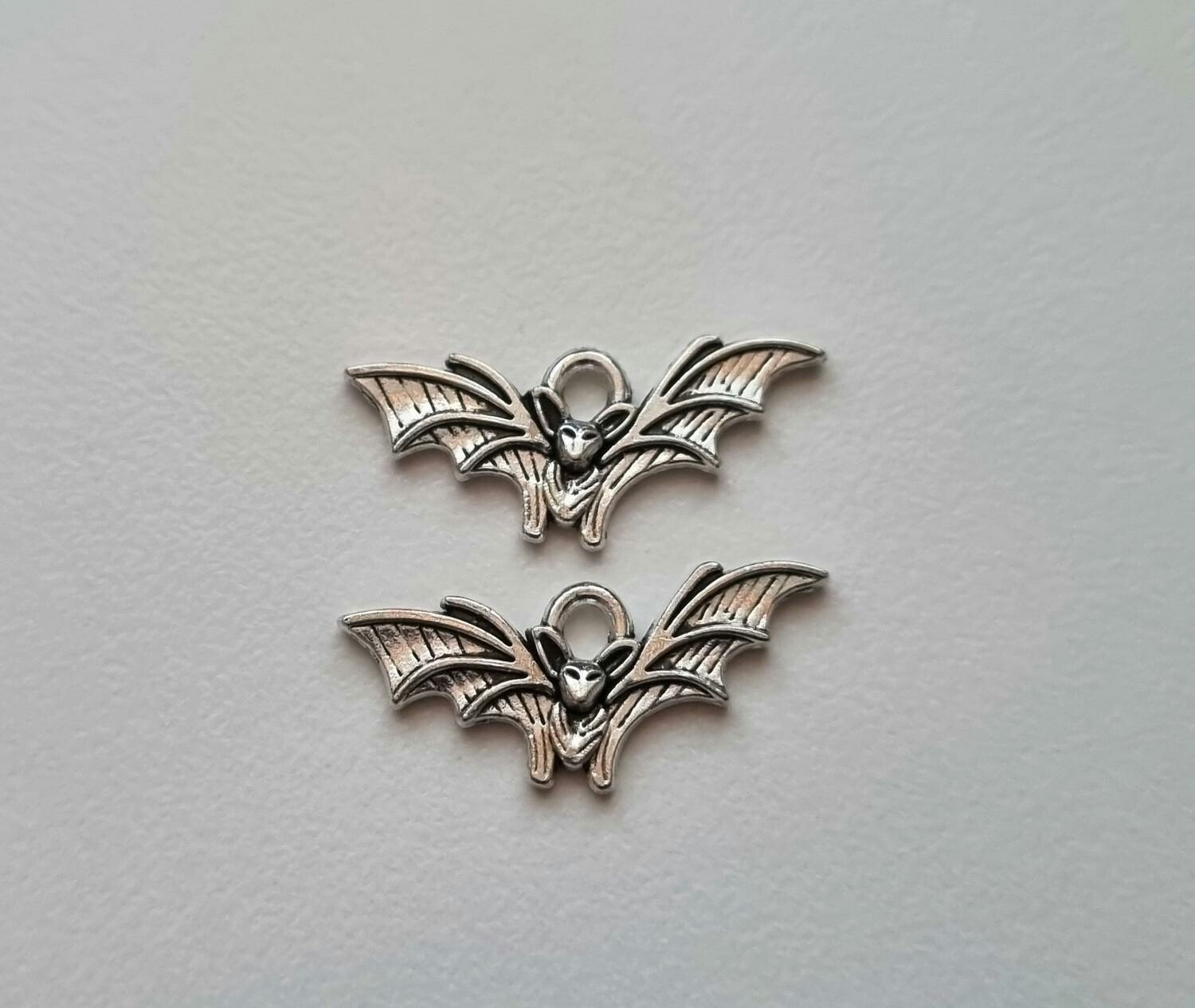 2 st fladdermöss, berlocker / charms (silverfärgade)