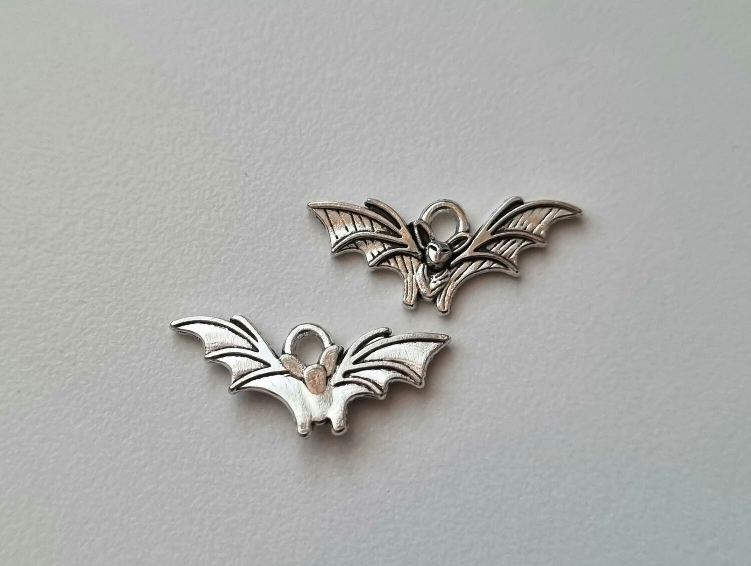 2 st fladdermöss, berlocker / charms (silverfärgade)