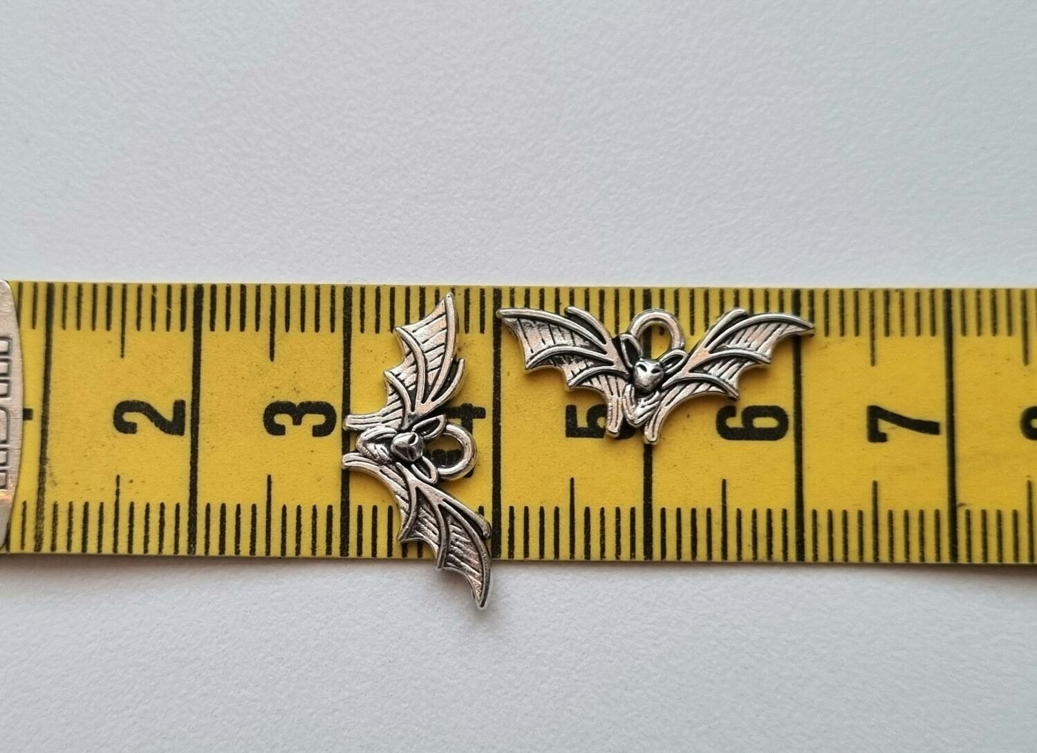 2 st fladdermöss, berlocker / charms (silverfärgade)