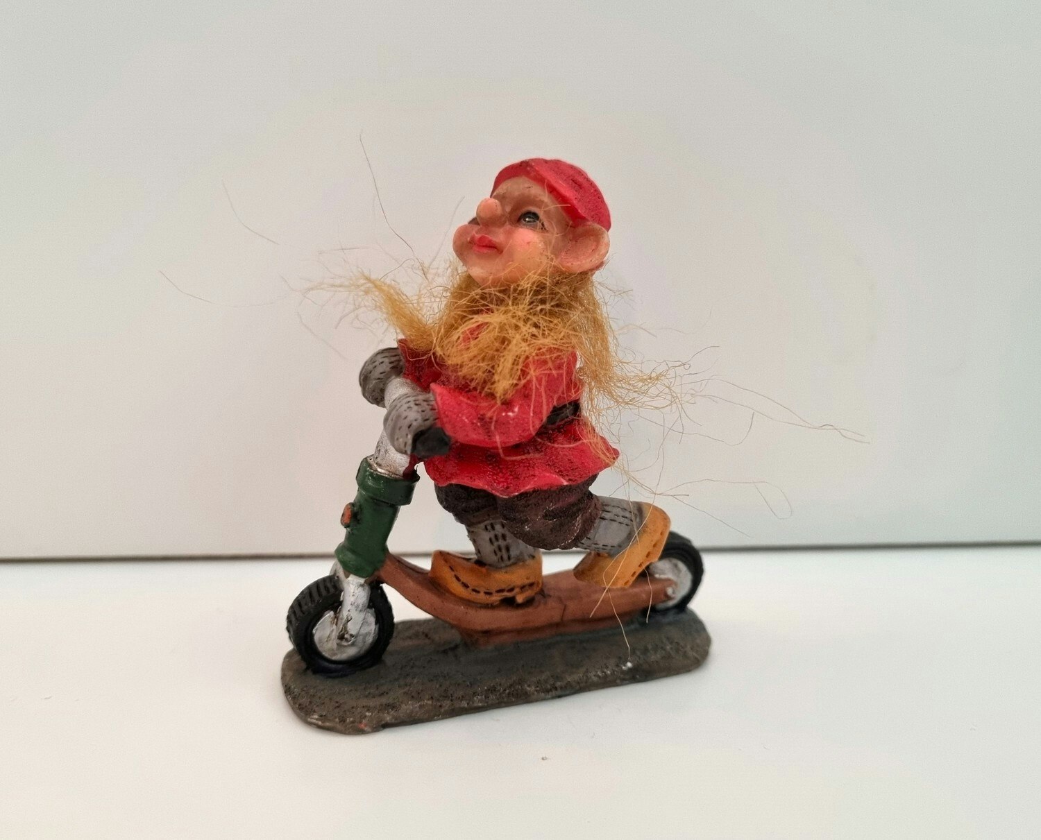 Tomtenisse på cykel