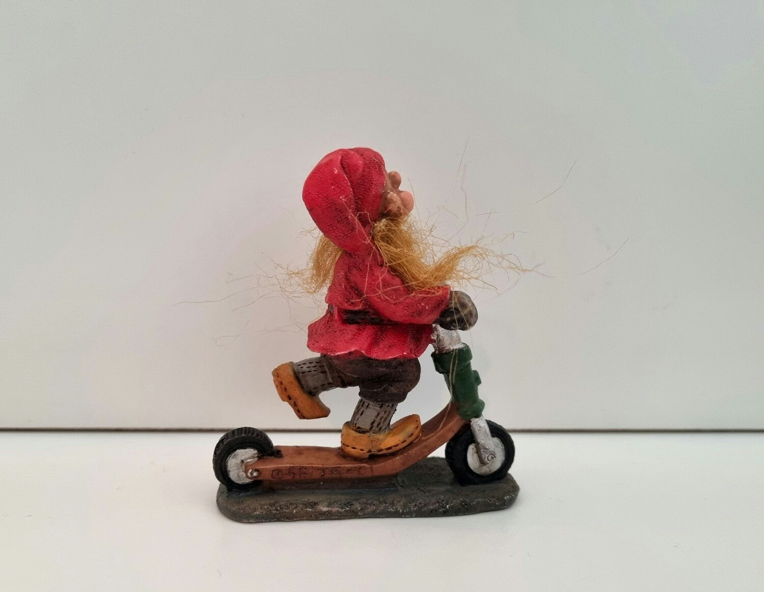 Tomtenisse på cykel