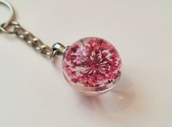 Nyckelring med rund glasberlock (cerise)