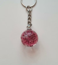 Nyckelring med rund glasberlock (cerise)