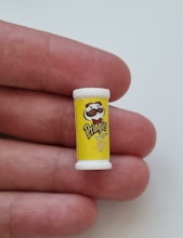 Gul liten pringles, miniatyr för dockhus / tittskåp med mera