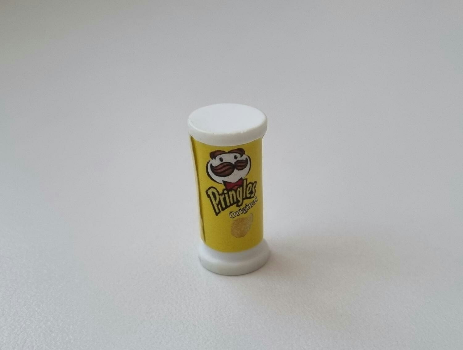 Gul liten pringles, miniatyr för dockhus / tittskåp med mera