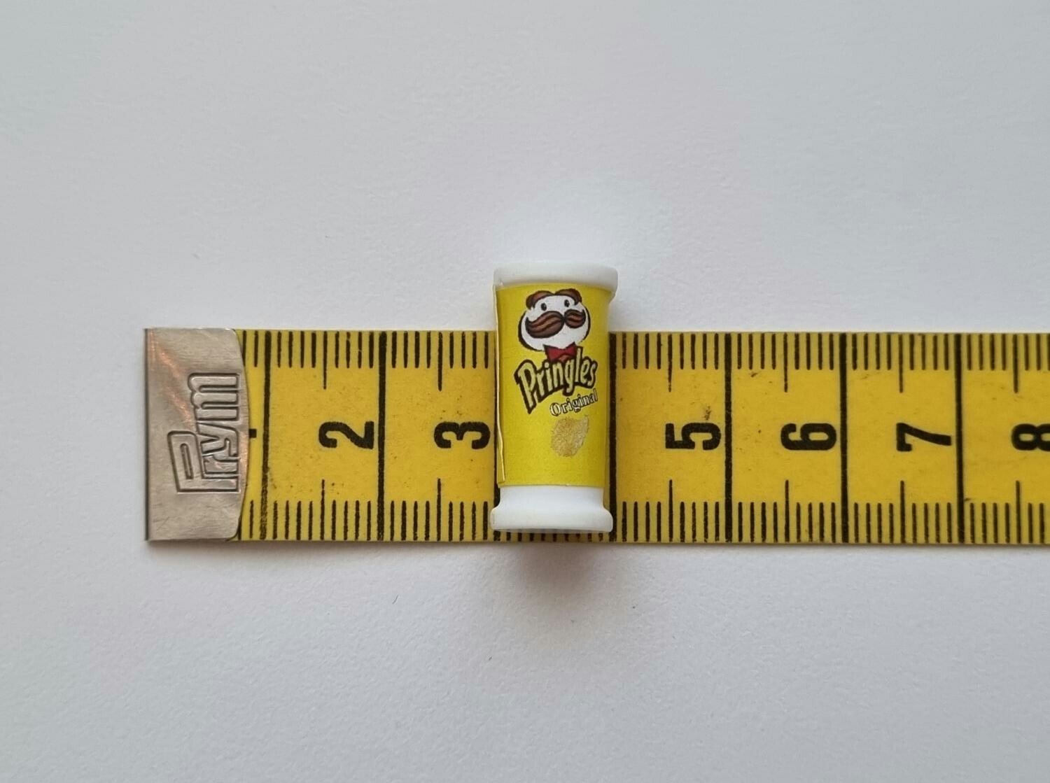 Gul liten pringles, miniatyr för dockhus / tittskåp med mera