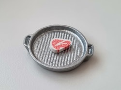 Räfflat stekjärn med köttbit. Miniatyrer för tittskåp, dockskåp (variant 3)