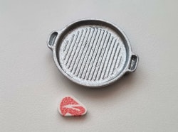 Räfflat stekjärn med köttbit. Miniatyrer för tittskåp, dockskåp (variant 3)