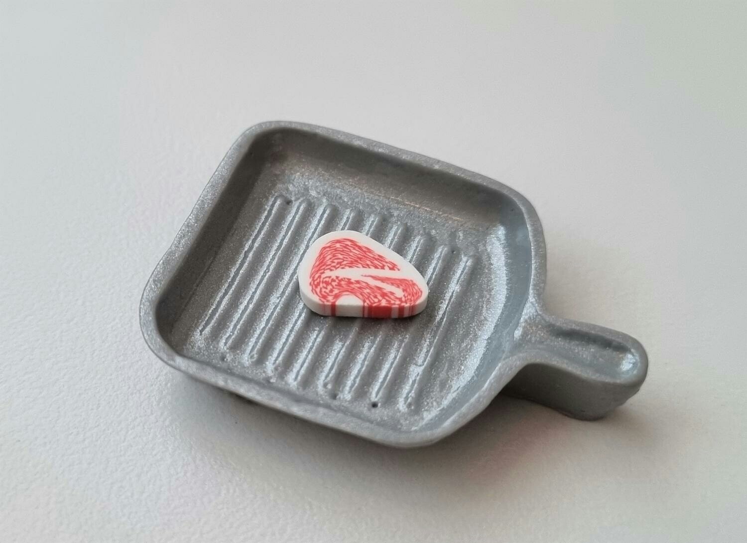 Räfflad stekpanna med köttbit. Miniatyrer för tittskåp, dockskåp (variant 2)