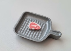 Räfflad stekpanna med köttbit. Miniatyrer för tittskåp, dockskåp (variant 2)