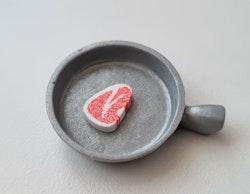 Stekpanna med köttbit. Miniatyrer för tittskåp, dockskåp (variant 1)