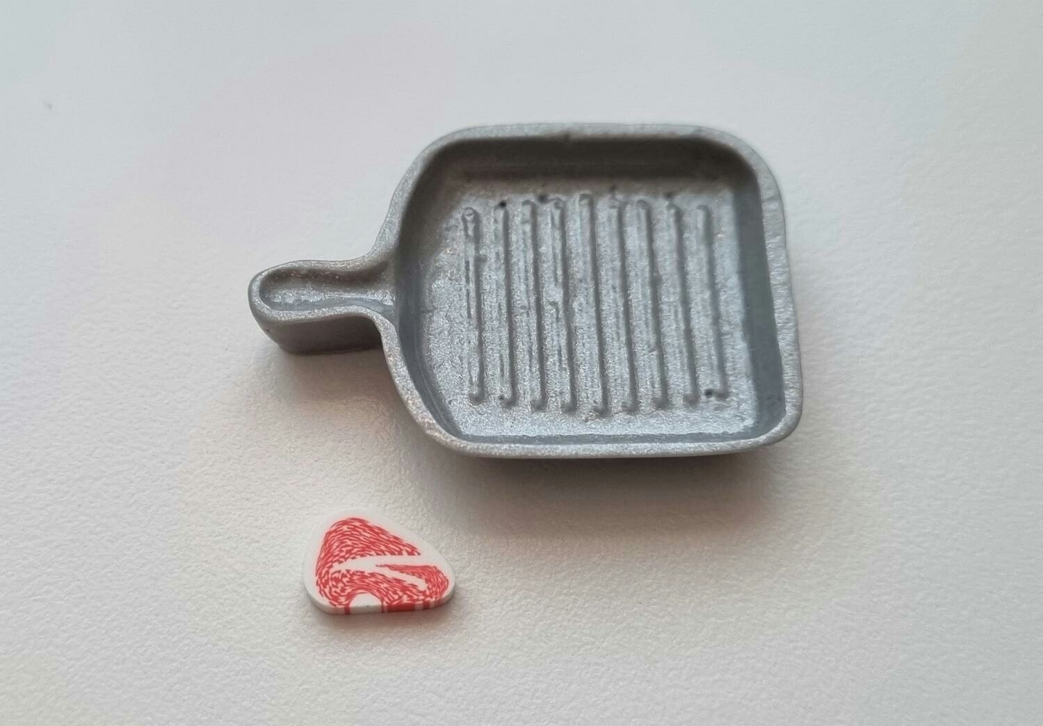 Räfflad stekpanna med köttbit. Miniatyrer för tittskåp, dockskåp (variant 2)