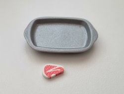 Serveringsfat med köttbit. Miniatyrer för tittskåp, dockskåp (variant 4)