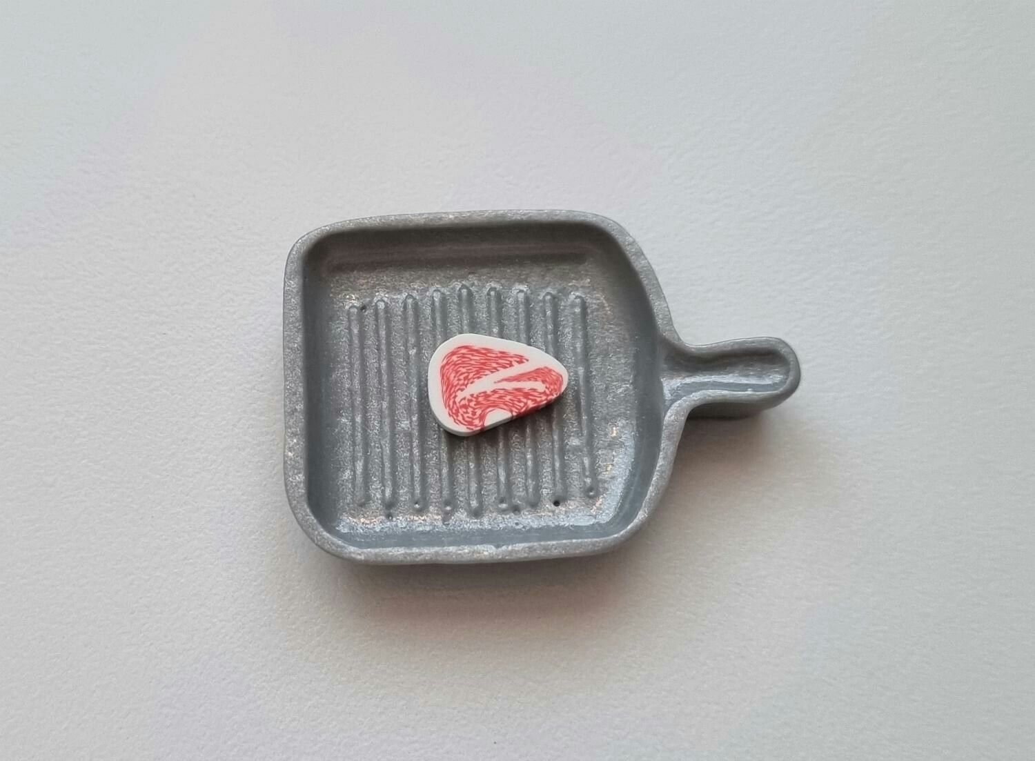 Räfflad stekpanna med köttbit. Miniatyrer för tittskåp, dockskåp (variant 2)