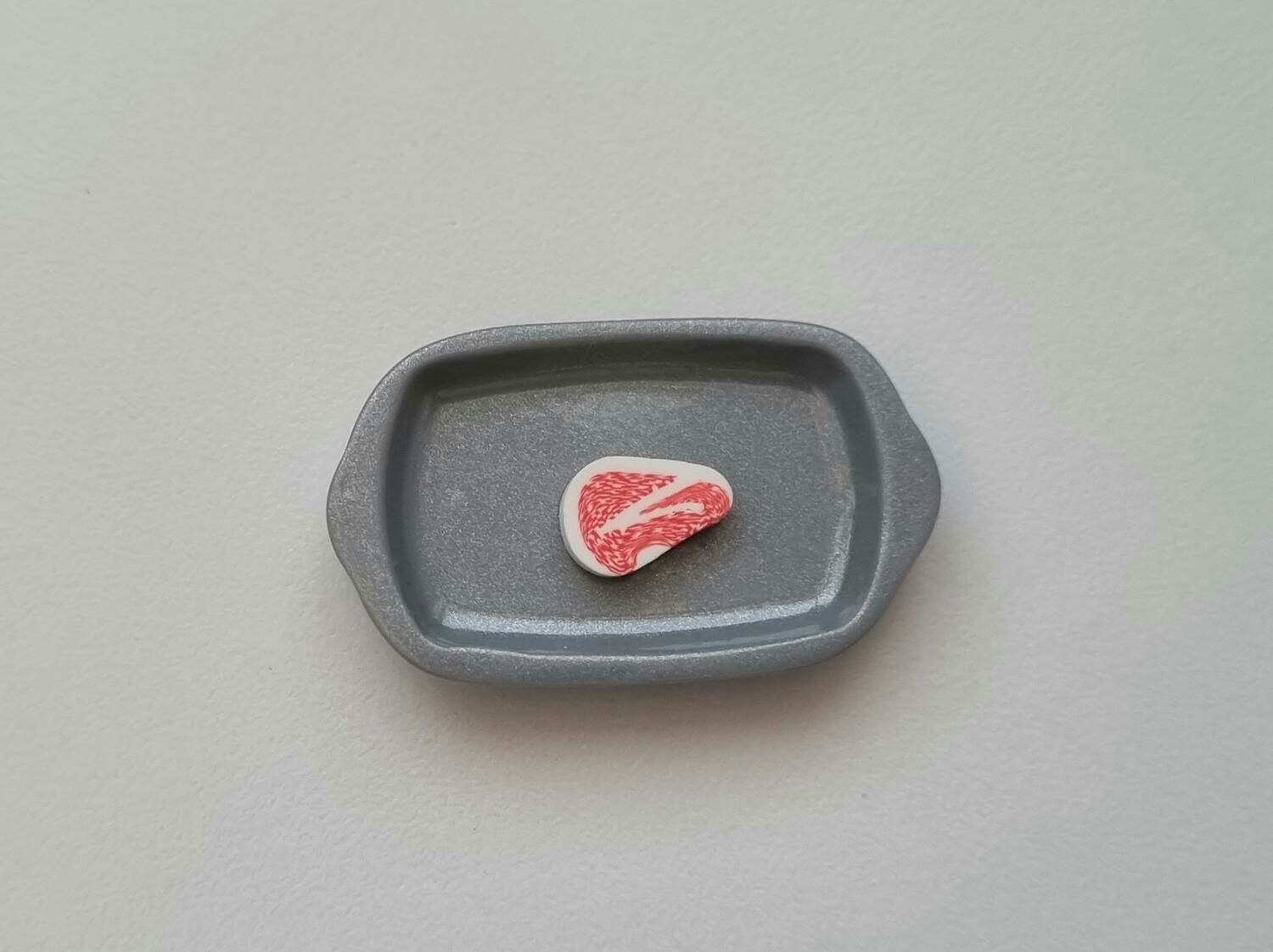 Serveringsfat med köttbit. Miniatyrer för tittskåp, dockskåp (variant 4)
