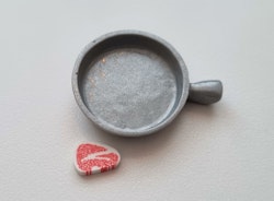 Stekpanna med köttbit. Miniatyrer för tittskåp, dockskåp (variant 1)
